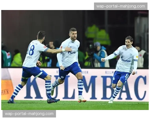 沙尔克04主帅确认将对阵型进行微调，以应对勒沃库森的地面传导