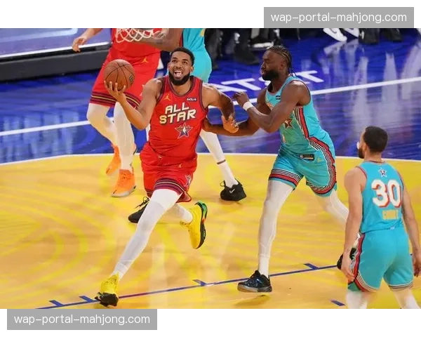 球迷闯入NBA比赛场地试图与球员自拍，被保安迅速带离